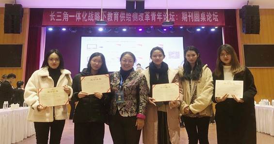 图片包含 人员, 室内, 墙壁, 站立描述已自动生成